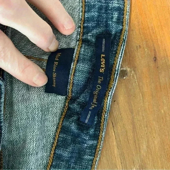 Mid-Rise Skinny Levi’s - Size 8M - Picture 5 of 7